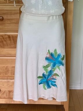 Women’s skirt with floral embroidery, size 6, colour white, lined